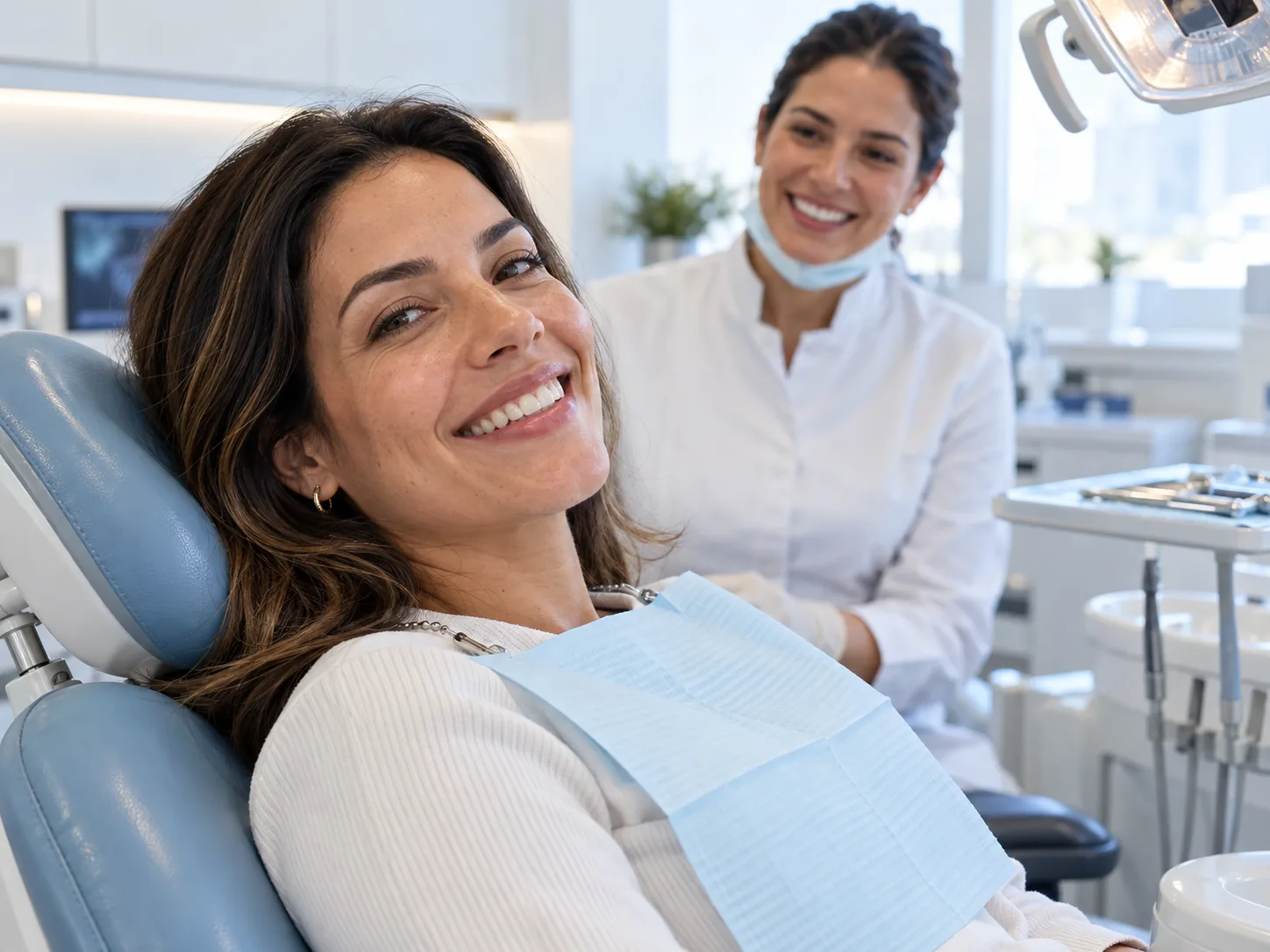 Imagem ilustrativa de uma paciente sorrindo em consultório odontológico